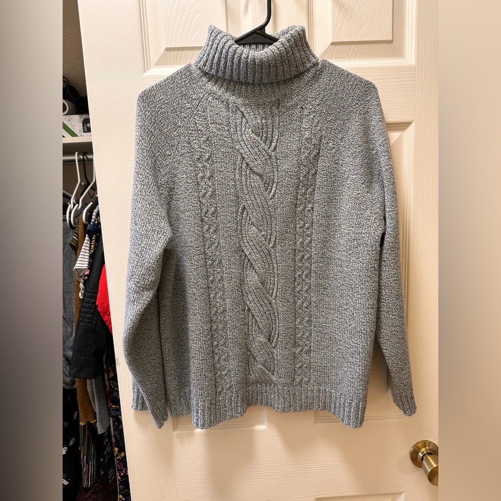 Gray knitted turtle neck